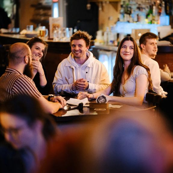 Takto včera proběhlo zahřívací kolo letošního univerzitního majálesu – už tradiční tematický speciál hospodského kvízu v Jazz Tibet Clubu. 🧠🍻

Gratulace vítězům a čest a poděkování všem účastníkům!

Majáles pokračuje už dnes, zítra a pozítří svým hlavním programem na Zbrojnici a letním kině @letnakolomouc. Buďte u toho!

Podrobnosti na profilu @majalesup a na webu – link v biu a ve stories. 
.
.
.
#hospodskykviz #majales #univerzitapalackeho #palackyuniversity #olomouc #univerzitnimesto @hospodskykviz @jazztibetclub