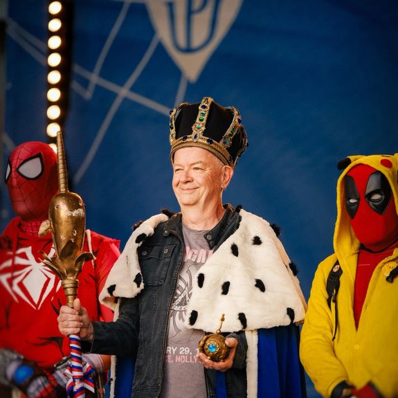 Ať žije král! 👑 Monarchou olomouckého majálesu a univerzity byl před chvílí korunován Petr Fiala, frontman kapely @mnagaazdorp. Korunu mu osobně nasadil doslouživší loňský král Michal Horák @cichalsporak.

Radujte se a přijďte se jeho veličenstvu poklonit na večerní koncert na Zbrojnici!
.
.
.
@majalesup #univerzitapalackeho #palackyuniversity #olomouc #univerzitnimesto