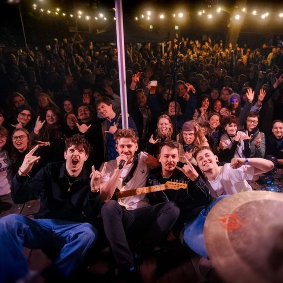 Takhle vypadá loučení s naším letošním majálesem – právě teď v olomouckém Letňáku! 🎶

Děkujeme za nezapomenutelnou atmosféru uplynulých tří dnů. 💙🆙 Plnotučné fotogalerie a videa najdete už příštích dnech na univerzitních sockách a webech!
.
.
.
#univerzitapalackeho #palackyuniversity #olomouc #univerzitnimesto @letnakolomouc @majalesup @trochaklidu
