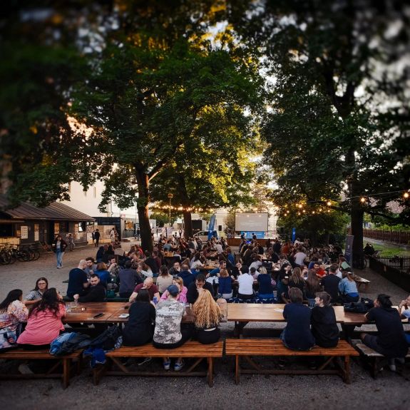 Absolventi, studenti, zaměstnanci, přátelé & kamarádi UP – ti všichni měli své zastoupení na druhém a závěrečném olomouckém univerzitním open air speciálu Hospodského kvízu tohoto léta. 🍻🗨️ Včera večer na olomouckém Letňáku. Děkujeme za (zřejmě) republikově rekordních 31 zapojených týmů!
.
.
.
#univerzitapalackeho #palackyuniversity #olomouc #univerzitnimesto @letnakolomouc