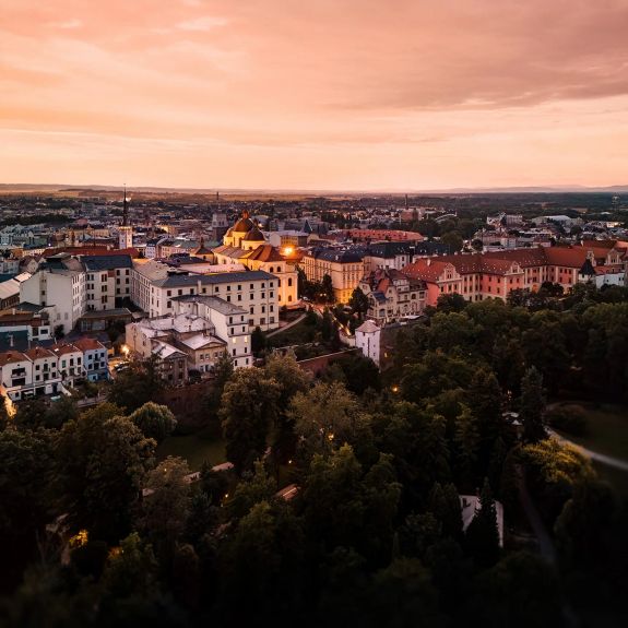 Nad posledním srpnovým dnem se smráká. Čas prázdnin se pro většinu škol uzavírá. V univerzitním městě ale atmosféra ještě pořád zůstává letní. 🌄

Zůstane taková po příští tři týdny, dokud se k nám na prezenční start semestru nevrátí drtivá většina studentů.

Čas už se pomalu krátí.

Neříkejte ale, že se netěšíte. 💙🆙
.
.
.
#univerzitapalackeho #palackyuniversity #olomouc #univerzitnimesto #geniusloci