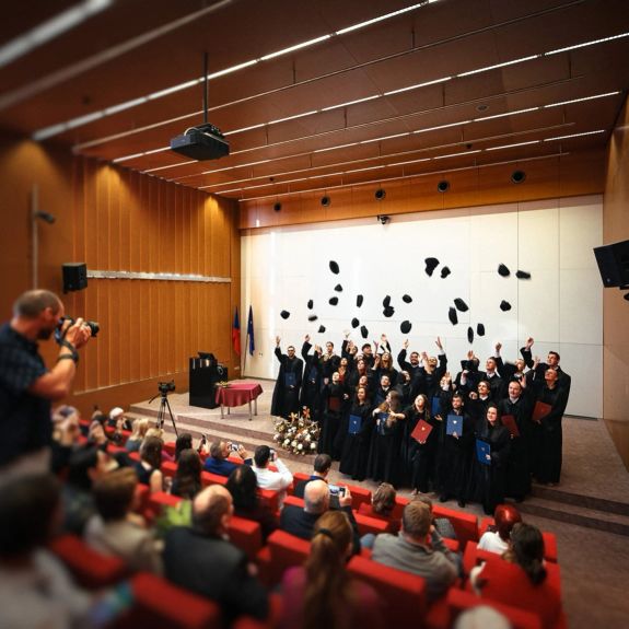 Hotovo? Tak to chce potlesk! 👏🎓

Dnes se naše přírodovědecká fakulta @prf_upol slavnostně loučila se svou podzimní vlnou absolventů. Všem gratulujeme a přejeme hodně štěstí ve velkém světě!

Dělejte své alma mater čest a zůstaňte s námi v kontaktu! Přihlaste se do Klubu absolventů UP a získejte všechny bezplatné výhody, na které s absolventskou průkazkou budete mít nárok. 

Třeba:
🔹 Doživotní přístup k vybraným službám @knihovnaupol
🔹 Slevy v @upoint.upol, @vydavatelstvi.up a @koleje_menzy_olomouc
🔹 Pozvánky na odborné, společenské a kulturní akce
🔹 Slevy a výhody, které jsme pro vás domluvili u externích firem a partnerů
🔹 Pravidelné informace o dění na univerzitě

👉 Podrobnosti a přihlášky najdete na portálu absolventi.upol.cz – link v biu. ☝️

#univerzitnimesto