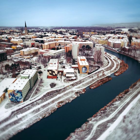 ...a přesně měsíc do Vánoc nám na univerzitní město napadl listopadový sníh. Takhle bílo je v našem kolejním areálu na Envelopě u řeky Moravy. ❄️ Právě teď.

#univerzitnimesto