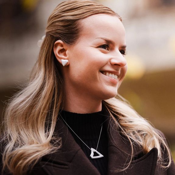 Novinka v UPointu! 🆕

Náš obchod právě představil nejnovější přírůstek do sbírky univerzitních doplňků. Dvě varianty jemných porcelánových náušnic s tvarem inspirovaným znakem UP.

Vyrobené lokálně a ručně designérkou Vendulou Janíkovou z @atropa.atelier, absolventkou naší pedagogické fakulty @pdf_upol. Více o ní a výrobě jejího autorského porcelánu se můžete od včerejška dočíst na blogu UPointu.

Pro radost nebo jako originální dárek pro kteroukoliv elegantní dámu, která nosí UP v srdci. 🆙

👉 Je to něco pro vás? Stavte se do prodejny na Horním náměstí! Nebo si náušnice prohlédněte na e-shopu. Link v biu. ☝️

#upoint #jsmeup #univerzitnimesto