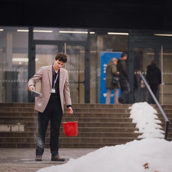 Vážení hosté se obvykle vítají chlebem a solí. My ty naše dnes vítáme jen solí. ❄️😬

Na Den otevřených dveří nám dnes totiž přišla mrznoucí mlha a ledovka, jakou naše univerzitní město dlouho nepamatuje. Děkujeme všem statečným zájemcům, kteří k nám na návštěvu doslova dobrusili. Takto to vypadá právě teď na právnické fakultě!

Jinde to ale není o nic lepší. Tak vítejte – a pozor na nohy!

#univerzitnimesto