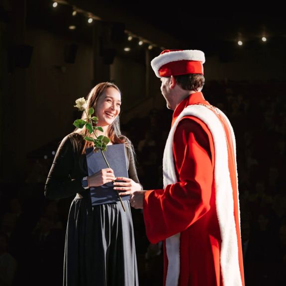 Dobrou práci je třeba náležitě t̷r̷e̷s̷t̷a̷t̷ odměňovat!

Aneb sdílíme pár momentů ze včerejšího předávání Cen UP za rok 2025 v kině Metropol. Na velkém gala podvečeru si zde z rukou rektora Michaela Kohajdy převzali svá zasloužená ocenění autoři nejlepších diplomových prací, odborných článků či knih. Oceněni byli i nejvýkonnější sportovci z řad studentů, zasloužilí popularizátoři vědy i mimořádní pedagogové. A v neposlední řadě i techničtí zaměstnanci univerzity za svou nenápadnou, ale neúnavnou práci.

Blahopřejeme všem! 💐 Kompletní fotoreport z akce najdete už teď na našem facebookovém profilu.

#univerzitnimesto