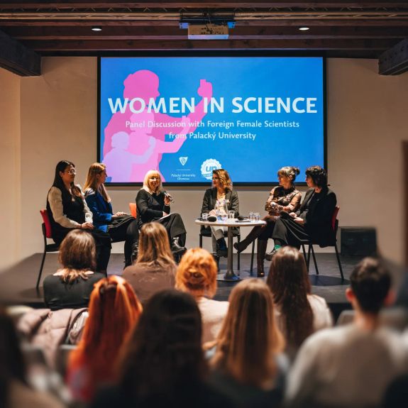 Ženy mají ve vědě své nezastupitelné místo.

Přinášejí jiné perspektivy než mužští kolegové. Přicházejí s odlišným náhledem na výzkumná témata. Obohacují vědecký dialog.

Ženy a dívky na většině tuzemských univerzit tvoří nadpoloviční většinu všech studujících. Čím výše se ale díváme na pomyslném žebříčku akademických titulů a funkcí, tím víc zde jejich poměrné zastoupení klesá.

I proto je důležité připomínat příběhy úspěšných žen ve vědě. Fungují totiž jako vzory pro mladé kolegyně a studentky, ukazují, že se dá kloubit profesní a rodinný život, že se skleněný strop dá rozbít.

O to jsme se u nás na UP pokusili i dnes, při příležitosti Mezinárodního dne žen a dívek ve vědě.

Vytvořili jsme prostor k diskusi i k terapii sdílením. A veřejně představili příběhy kolegyň, které na naši univerzitu přivedly jejich cesty za poznáním ze zahraničí – od Ameriky přes Španělsko až po Čínu nebo Koreu.

Více se dnes dočtete v Žurnálu UP. Link v biu. ☝️

#univerzitnimesto