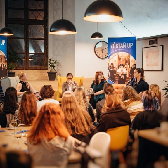 Girl power! 🩷 Takový titul nesla 3. absolventská beseda z cyklu UPportunities, která ve středu večer zaplnila Coffee Library na naší univerzitní Zbrojnici.

Její téma předurčil uplynulý mezinárodní den žen – zaměřila se na specificky ženské možnosti a schopnosti měnit svět k lepšímu.

Jejími diskutujícími byly psycholožka Romana Mazalová, fyzioterapeutka Martina Jemelková @ms_move a influencerka Anna Harmáčková @anna.marie.minus60kg. 

Ve společné panelové diskusi ukázaly, že ženská síla má mnoho podob. A že může vycházet z těla i z duše.

Díky všem, kteří se dorazili (nejen) kariérně inspirovat!

#univerzitnimesto
