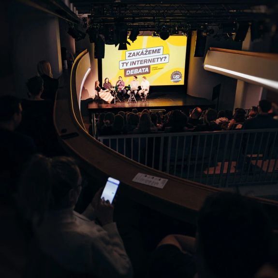 Taky si rádi občas zascrollujete i na přednáškách? Nebo byste všechny ty internety raději zakázali? 📵

Toť dilema, kolem kterého se točila včerejší diskuse, která zaplnila kino Central v @muzeumumeni. První z chystané řady setkání veřejnosti s (nejen) olomouckými vědci, která mají za cíl vnášet do ožehavých celospolečenských debat trochu kýžené odbornosti a nadhledu.

Téma bylo nasnadě – jak moc špatný vliv mají mobily, hry a sociální platformy na vývoj dětí povinných základní či střední školou? Co o tom říkají tvrdá výzkumná data? Máme je vůbec? A přinesla by zvažovaná plošná omezení mobilů či sociálních sítí více výhod, nebo rizik?

Do diskuse se zapojili výzkumníci a autoři projektů jako @zdravagenerace.cz, ReDiKid, @ebezpeci, nebo @aplikace_nepanikar.

Děkujeme za všechny příspěvky k tématu, které může být vážné až temné, stejně jako neodolatelně vtipné. Těšíme se na další setkání pod heslem UP to the Future! Choďte se se námi připravovat na budoucnost.

#univerzitnimesto #uptothefuture @enjoycentral