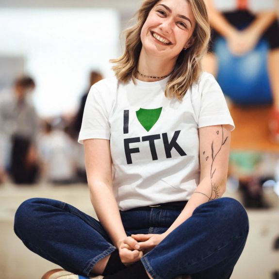 Něco končí – něco se chystá! 👕

Končí nám nejen výuková část semestru, ale i limitovaná edice triček s fakultními znaky, která byla posledních pár let v @upoint.upol oblíbenou součástí našeho univerzitního merche. Zbývají poslední kousky a velikosti.

Abychom vás motivovali k uvolnění místa v našich regálech, zbývající trička nově nabízíme za výprodejovou cenu 120 Kč. A to se vyplatí – tak si pro ně běžte! Buď fyzicky na prodejnu, nebo na eshop – odkaz v biu. ☝️

Zajímá vás, načpak potřebuje UPoint uvolnit místo v regálech? Přece kvůli nové edici triček, která už je ve výrobě. Těšte se i na ně! 🤞

#univerzitnimesto