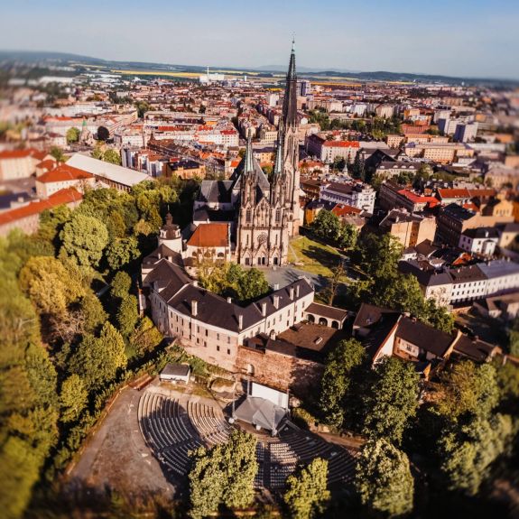 AFO za námi – Majáles před námi! 🔜

Ve starém amfiteátru olomouckého Letňáku se právě staví nová krytá stage. A v areálu už se rozbíhají i další přípravy na velkou studentskou slavnost jara, která tu proběhne už tento čtvrtek a pátek!

Olomoucký majáles pod naší univerzitní taktovkou jako vždy přinese smršť radosti, mladosti a kultury klasické i nezávislé. V hlavním koncertním lajnapu si letos zahrají @vypsanafixa, @elektrickmann, @slavickovybrikule @atmo_music, @trochaklidu a spousta dalších. Kompletní program najdete na webu a profilu @majelesup.

A vstupenky na hlavní program za cenu takřka symbolickou pořídíte ještě do úterních 17:00 v předprodeji v @upoint.upol!

#univerzitnimesto