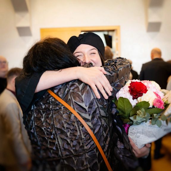 Blahopřejeme našim novým doktorům a doktorkám! 🎓🆙

Minulý týden v aule @ff_upol proběhly promoce čerstvých držitelů titulu Ph.D. – titulu, který se narozdíl od bakaláře a magistra už nespojuje s mladistvým studentským životem.

Jeho získání naopak mnohdy obnáší nutnost kloubit studium s životem rodinným a pracovním. Se starostmi o obživu, výchovu, nájem nebo hypotéku. Což je výzva, na jejíž zdolání pak může být právem hrdá celá rodina. Jak bylo hezky vidět nejen v tvářích talárovaných. 💙 I my všem moc gratulujeme, že to zvládli. 💐

Spolu s doktory a doktorkami si své jmenovací dekrety slavnostně převzali i čerství docenti, docentky a emeritní profesor. Ať žijí!

#univerzitnimesto