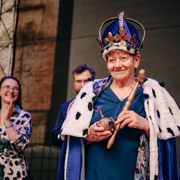 „Kdyby se Malý princ dožil dospělosti, stal by se králem.“ 👑 A panovnicí podle jeho vzoru by dle svých slov chtěla být nová královna našeho Majálesu – Dina Štěrbová. Slavná horolezkyně cestovatelka, humanitární pracovnice a v neposlední řadě dlouholetá pedagožka na @prf_upol. Ať žije!

A vy se pod jejím laskavým dohledem pojďte připojit k našemu majálesovému veselí. Dnes do noci v @letnakolomouc!

Program večera na webu 🔎 olomouckymajales.cz. Link v biu. ☝️

#univerzitnimesto