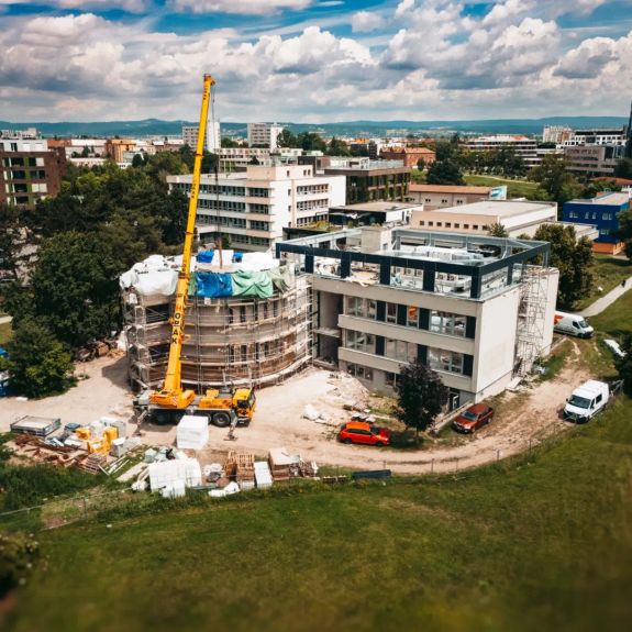 Rekonstrukce budovy A naší právnické fakulty postupně spěje do finiše. 🏗️ Samotné stavební práce mají být dokončeny do konce prázdnin. Pokud vše půjde podle plánu, zkolaudované a nově vybavené prostory se slavnostně otevřou ještě letos před koncem zimního semestru. ⏳

Budova po otevření nabídne rozšířené a modernizované zázemí pro studium i práci. Mezi největší připravované novinky patří nadstavba rotundy s novým auditoriem, vzduchotechnika a klimatizace, nebo extenzivní zelená střecha.

Koukněte, jak to teď vypadá uvnitř!

#univerzitnimesto