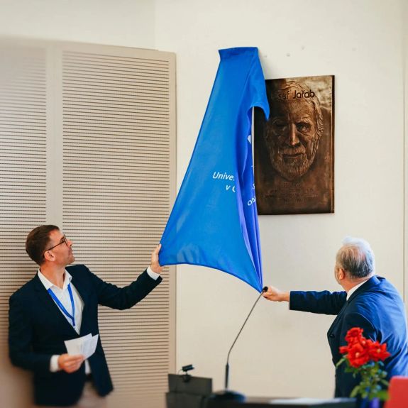 🔵 Legendární páni profesoři Jaroslav Macháček a Josef Jařab mají na katedře anglistiky @ff_upol in memoriam posluchárny, které nesou jejich jména. Slavnostně se otevřely uplynulou sobotu při Absolventském setkání UP alumni září.

🔴 @lf.upol pozvala své absolventy zpět na místa, kde studovali

🟠🟣🟢 @prf_upol, @pf_upol a @ftkup pro své absolventské ročníky 2001 uspořádaly stříbrné promoce. 🎓 

A to je jen pár střípků z dění, které přinesly víkendové absolventské dny, které do Olomouce přivedly davy věrných duší a spousty vzpomínek.

Velké průřezové fotoalbum z dění najdete už teď na facebookovém profilu UP. Odkaz v biu. ☝️

#univerzitnimesto

Foto: Vojtěch Kmenta (FF, LF) Ota Blahoušek (PřF), Eva Hrudníková (PF), Martin Višňa (FTK)