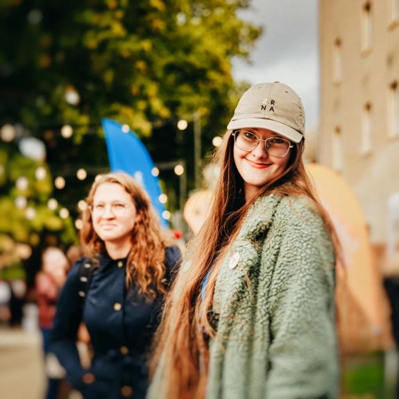 Ruku na srdce – to počasí by dneska mohlo být lepší. 🌦️ Ale i horší. Tak sbalte pláštěnky do tašek a vyrazte se seznamovat na @letnakolomouc!

Právě teď se tu totiž koná výroční MEET UP. Velký seznamovací odpovečírek nejen pro čerstvé prváctvo. Poznejte místní kulturní scénu, desítky našich studentských spolků a iniciativ a zjistěte, jak fungují univerzitní součásti a služby, které jsou tu pro vás. Až do pozdního večera!

#univerzitnimesto #rightnow