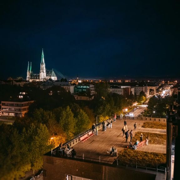 Před malou chvílí skončila Noc vědy. 🌃🔬 Dlouhý večer plný chytré zábavy, který většinu našich fakult po roce opět otevřel tisícům zvídavých malých i velkých hostů.

Děkujeme za návštěvy a sdílíme první malý výběr fotek. Víc už zítra!

#univerzitnimesto