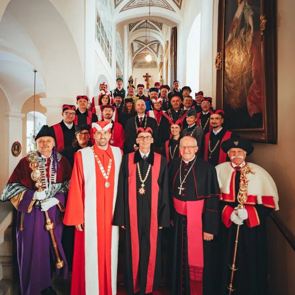 Vivat decanus! 🎓 Dnes na slavnostní inauguraci v arcibiskupském paláci vstoupil do svého druhého funkčního období Vít Hušek. Děkan naší nejstarší fakulty, Cyrilometodějské teologické @cmtfup. Stalo se tak na základě letošní volby akademického senátu a souhlasu Papežské kurie.

Teolog a psycholog Vít Hušek stojí v čele CMTF UP od roku 2022. Na základě letošního znovuzvolení ji povede do roku 2030. Přejeme mu tedy do druhého poločasu mnoho sil k rozvoji „boží“ školy, která vychovává nejen „pastýře lidských duší“, ale i humanitární pracovníky a odborníky na etiku a sociální, psychologické a spirituální faktory tělesného i duševního zdraví.

Quod bonum felix faustum fortunatumque sit.

#univerzitnimesto