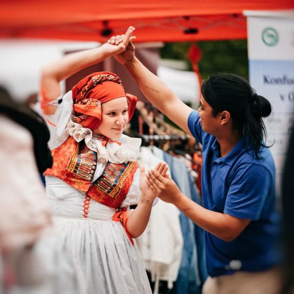 Kultury z místního venkova i z opačné strany planety se dnes setkaly na nádvoří naší univerzitní knihovny. 🌍

Konal se tu totiž třetí ročník festivalu International Haná – přehlídky mezinárodní kultury, kterou společnými silami pořádá @up_welcome_office a @arci.charita.bezhranic. Do programu přispěly hudební a taneční soubory z Hané, z řad vietnamské komunity, nebo zahraničního studentstva ze zemí blízkých i vzdálených.

Už teď se těšíme na další rok!

#univerzitnimesto